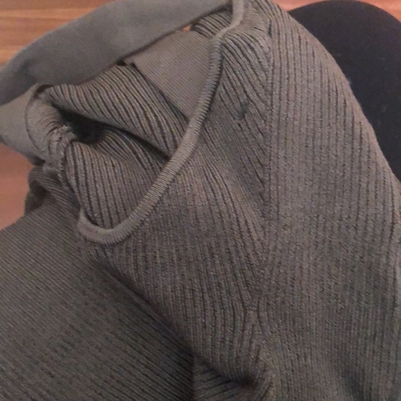 House of CB dress, colour is more like green Kakhi: colour isn’t grey - Picture 5 of 5